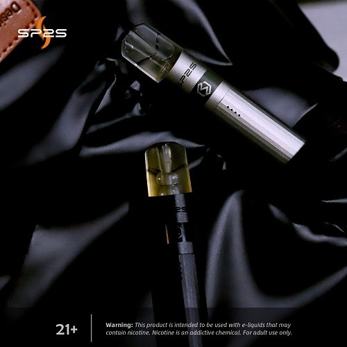 SP2S 鈦系列主機放置於桌面環境的實拍照片